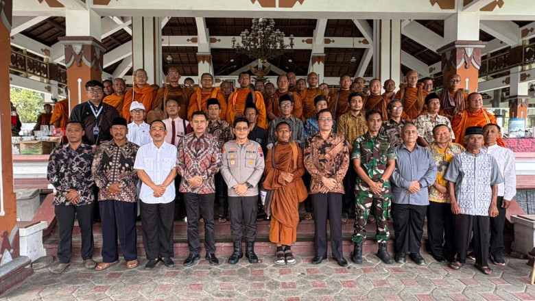 Rombongan Biksu Thudong Tiba di Candi Borobudur